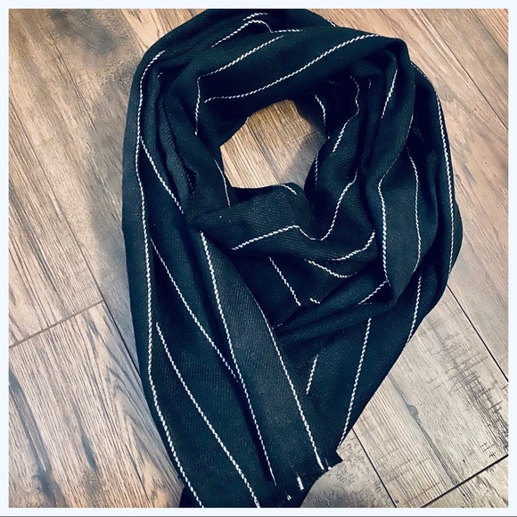 Beautiful black and white scarf - Picture 2 of 4